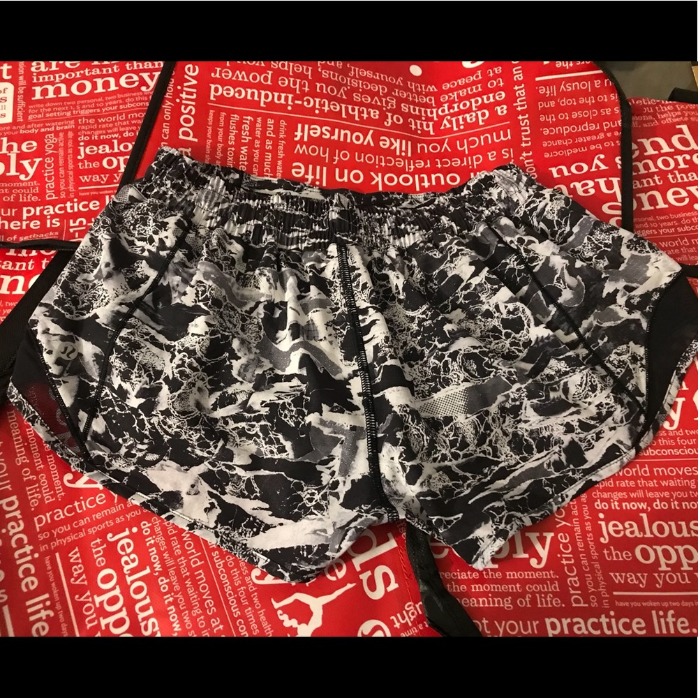 NWT Lululemon Hotty Hot Short II ITRL/BLK - Picture 7 of 8